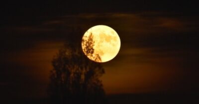 Mặt Trăng do Thần nhân tạo ra? Gặp người sửa Mặt Trăng trong núi chỉ lối thoát 