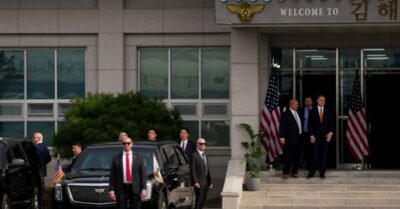 Trump bắt tay Tập, Tập không hé một lời! Cư dân mạng mỉa mai: Quên mang “sổ tay” rồi!