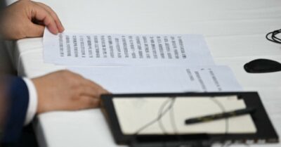 Hình ảnh “Hội nghị Trump-Tập” bị rò rỉ: Tập Cận Bình gần như không rời mắt khi đọc văn bản có phông chữ siêu lớn