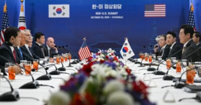 Hội đàm với ông Lee Jae-myung, ông Trump được Hàn Quốc trao huân chương và tặng “Vương miện Vàng”