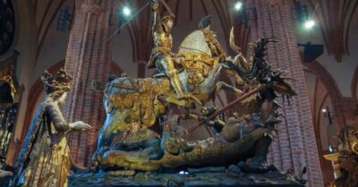 Cuộc đối đầu vĩnh cửu giữa Thiện và Ác: Tác phẩm điêu khắc gỗ ‘Thánh George và Rồng’ của Thụy Điển