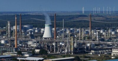 Mỹ trừng phạt nghiêm khắc các tập đoàn dầu mỏ Nga, doanh nghiệp nhà nước Trung Quốc tạm dừng mua dầu Nga