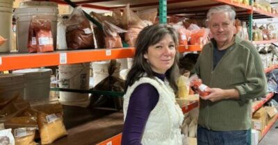 Những người bảo vệ chất liệu màu mỹ thuật quý hiếm của Hoa Kỳ Khám phá kỹ nghệ tự chế màu vẽ của các bậc thầy hội họa cổ xưa