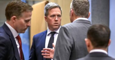 Bộ trưởng Lục quân Hoa Kỳ bí mật đàm phán với Nga và Ukraina tại UAE nhằm thúc đẩy thỏa thuận hòa bình