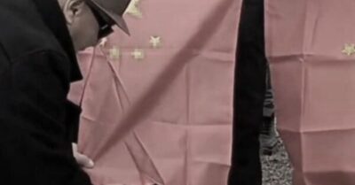 Phản đối đàn áp xuyên biên giới, tổ chức nhân quyền Kazakhstan đốt “cờ máu” của ĐCSTQ