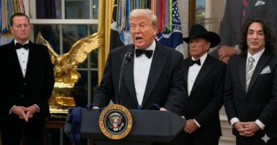 Tổng thống Trump thất vọng vì ông Zelensky chưa xem đề xuất hòa bình, trong khi Nga tỏ ý chấp thuận