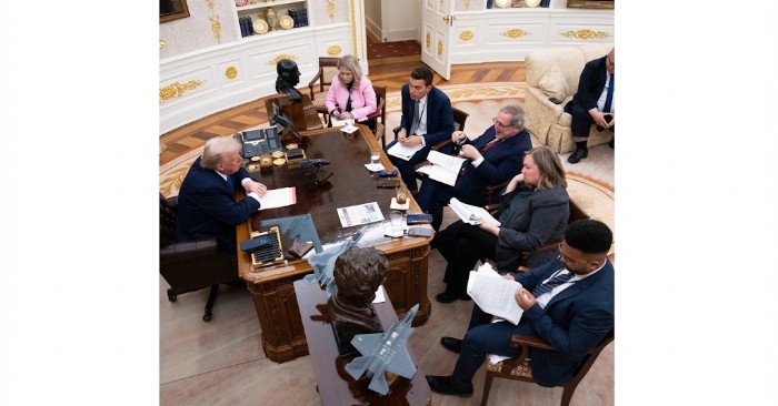 Tổng thống Trump ‘chơi lớn’: Một mình đối mặt 4 nhà báo thù địch suốt 2 giờ không cần trợ lý