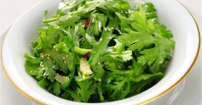 Ăn lẩu nhúng tần ô (rau cúc) là phí phạm của trời, làm sao ăn đúng cách món “Rau Hoàng đế” thời xưa?