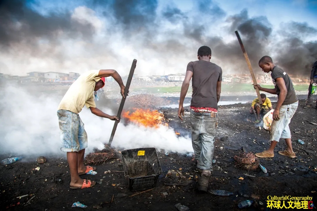 Nghĩa địa rác thải điện tử toàn cầu: Cảnh tượng gây sốc và đáng sợ插图1