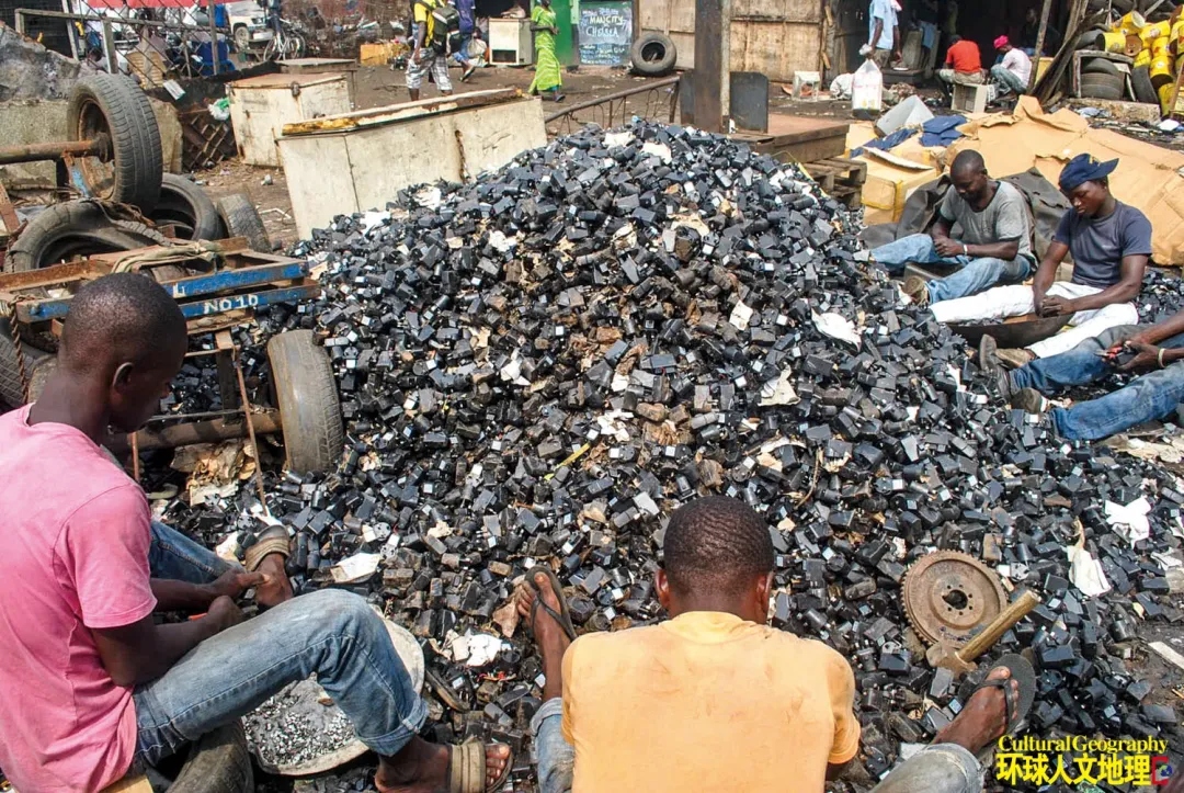 Nghĩa địa rác thải điện tử toàn cầu: Cảnh tượng gây sốc và đáng sợ插图2