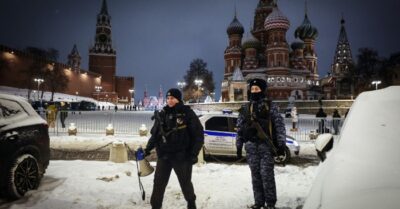 Nga tăng tốc cắt mạng phong tỏa mạng, các nơi bùng nổ biểu tình, bản đồ giấy bán chạy