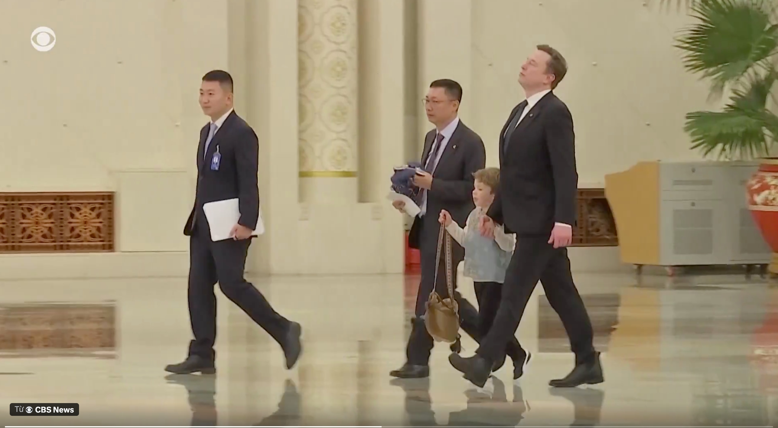 Elon Musk đưa con trai xuất hiện tại Bắc Kinh, “túi đầu hổ” Quảng Tây bỗng chốc bùng nổ đến cháy hàng插图