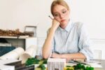 Vì sao luôn sống mệt mỏi như vậy? Viết cho bạn, người đang “nhập vai quá sâu”