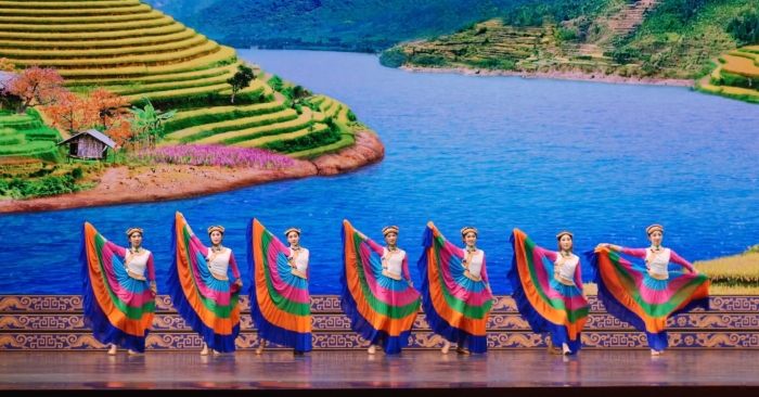 Váy màu tung bay: Âm hưởng điệu múa dân tộc Di từ vùng non nước Tây Nam